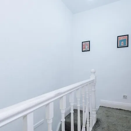 65 Inch Tv & Luxurious 2 Bedroom For Your Ultimate Getaway * Bradford (West Yorkshire)