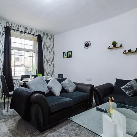 65 Inch Tv & Luxurious 2 Bedroom For Your Ultimate Getaway * Bradford (West Yorkshire)