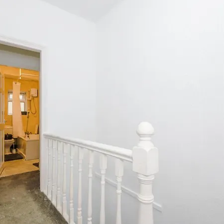 65 Inch Tv & Luxurious 2 Bedroom For Your Ultimate Getaway * Bradford (West Yorkshire)