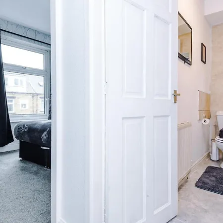 65 Inch Tv & Luxurious 2 Bedroom For Your Ultimate Getaway Сasa de vacaciones Bradford (West Yorkshire)