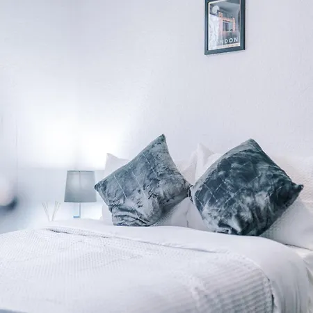 65 Inch Tv & Luxurious 2 Bedroom For Your Ultimate Getaway Ferienhaus Bradford (West Yorkshire)