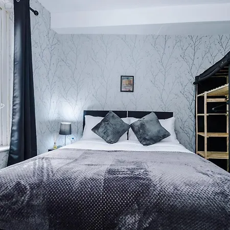 65 Inch Tv & Luxurious 2 Bedroom For Your Ultimate Getaway Holiday home *