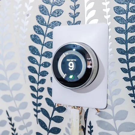 65 Inch Tv & Luxurious 2 Bedroom For Your Ultimate Getaway Holiday home Bradford (West Yorkshire)