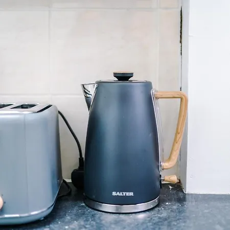 65 Inch Tv & Luxurious 2 Bedroom For Your Ultimate Getaway Holiday home *