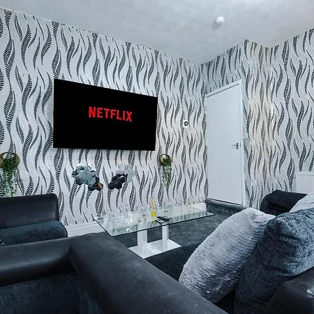 Holiday home 65 Inch Tv & Luxurious 2 Bedroom For Your Ultimate Getaway