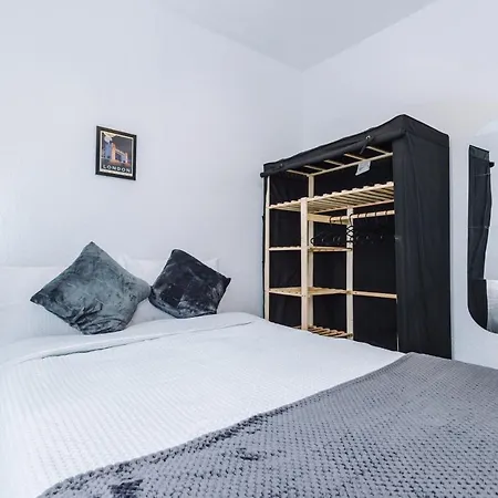 65 Inch Tv & Luxurious 2 Bedroom For Your Ultimate Getaway * Bradford (West Yorkshire)