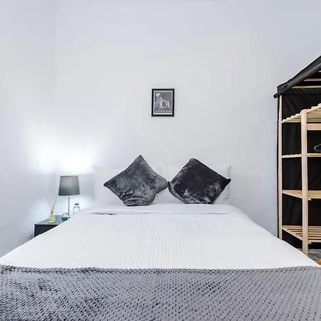 65 Inch Tv & Luxurious 2 Bedroom For Your Ultimate Getaway Holiday home Bradford (West Yorkshire)