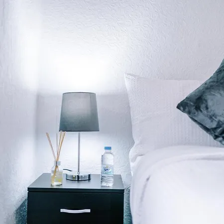 Holiday home 65 Inch Tv & Luxurious 2 Bedroom For Your Ultimate Getaway