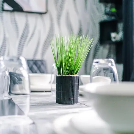 65 Inch Tv & Luxurious 2 Bedroom For Your Ultimate Getaway Holiday home *