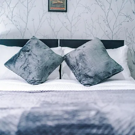 65 Inch Tv & Luxurious 2 Bedroom For Your Ultimate Getaway *