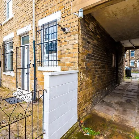 65 Inch Tv & Luxurious 2 Bedroom For Your Ultimate Getaway