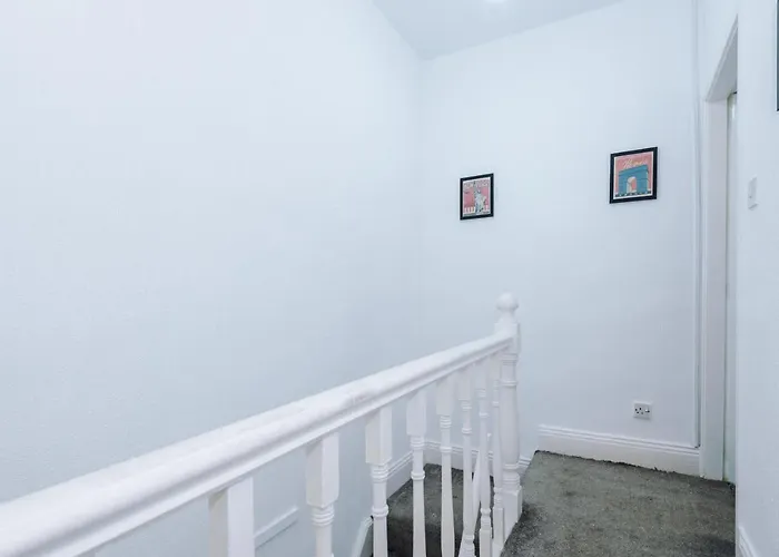 65 Inch Tv & Luxurious 2 Bedroom For Your Ultimate Getaway * Bradford (West Yorkshire)