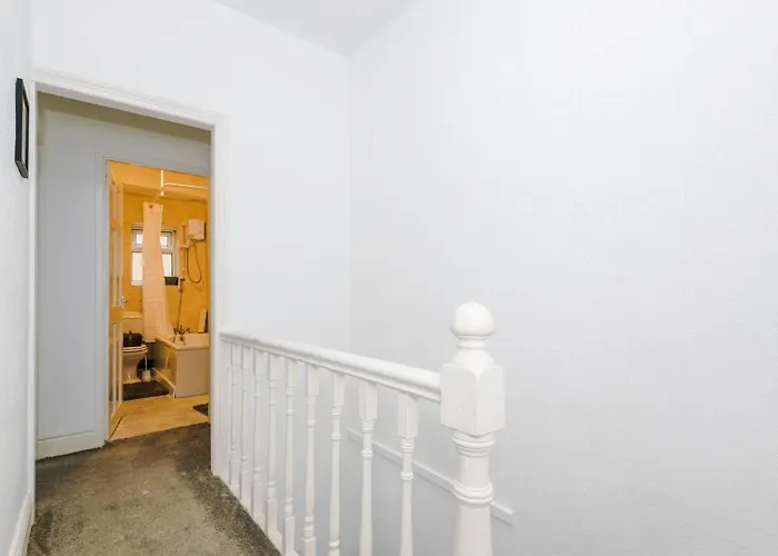 65 Inch Tv & Luxurious 2 Bedroom For Your Ultimate Getaway * Bradford (West Yorkshire)