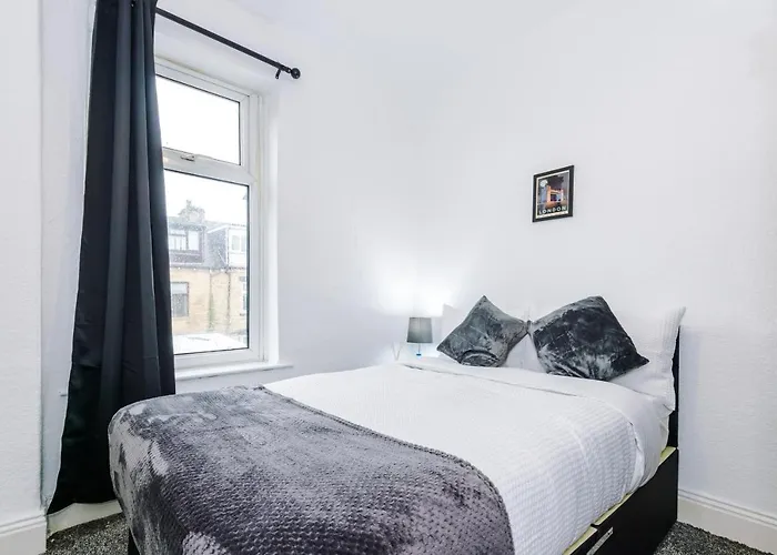 65 Inch Tv & Luxurious 2 Bedroom For Your Ultimate Getaway Holiday home *