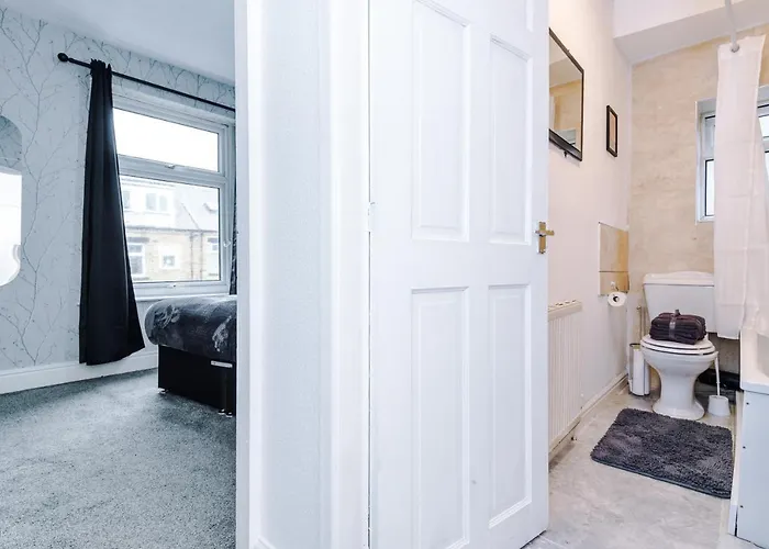 65 Inch Tv & Luxurious 2 Bedroom For Your Ultimate Getaway Holiday home Bradford (West Yorkshire)