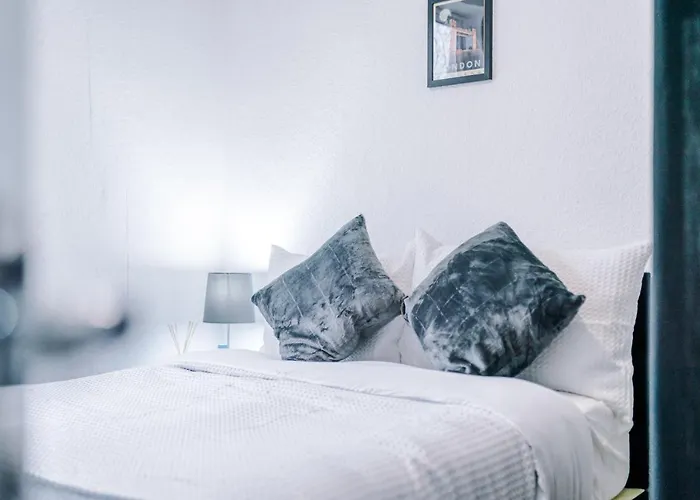 65 Inch Tv & Luxurious 2 Bedroom For Your Ultimate Getaway Holiday home Bradford (West Yorkshire)