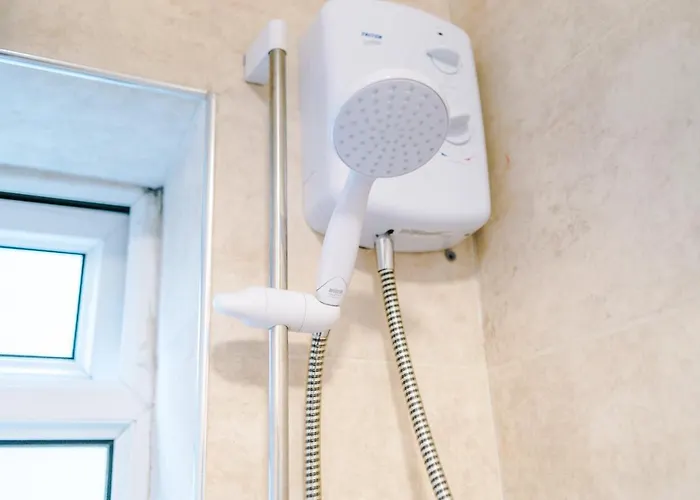 65 Inch Tv & Luxurious 2 Bedroom For Your Ultimate Getaway * Bradford (West Yorkshire)