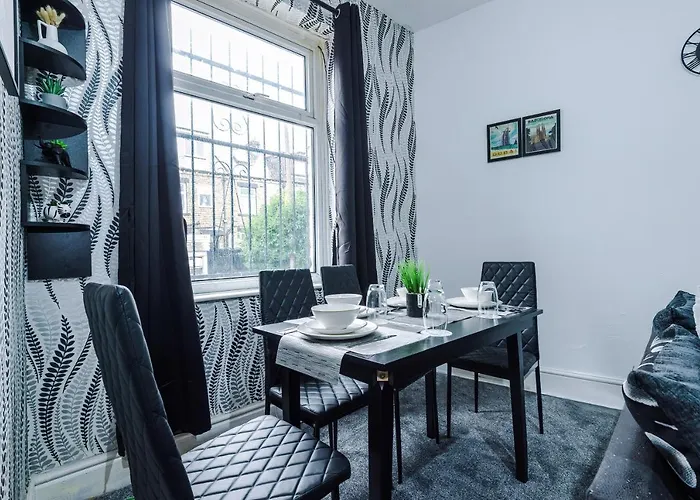 65 Inch Tv & Luxurious 2 Bedroom For Your Ultimate Getaway Holiday home Bradford (West Yorkshire)