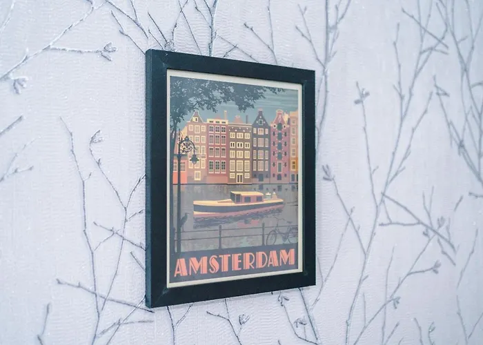 Holiday home 65 Inch Tv & Luxurious 2 Bedroom For Your Ultimate Getaway