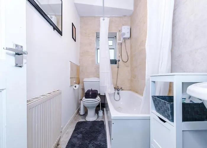 65 Inch Tv & Luxurious 2 Bedroom For Your Ultimate Getaway Holiday home