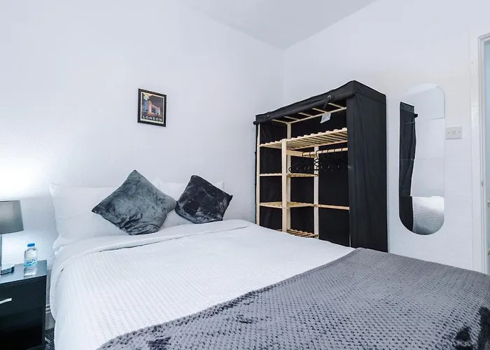 65 Inch Tv & Luxurious 2 Bedroom For Your Ultimate Getaway * Bradford (West Yorkshire)