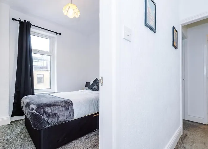 Holiday home 65 Inch Tv & Luxurious 2 Bedroom For Your Ultimate Getaway *