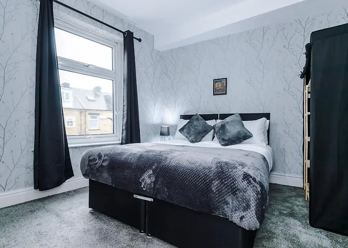 65 Inch Tv & Luxurious 2 Bedroom For Your Ultimate Getaway Holiday home *