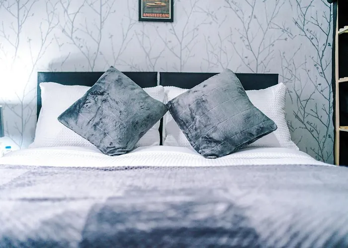 65 Inch Tv & Luxurious 2 Bedroom For Your Ultimate Getaway *