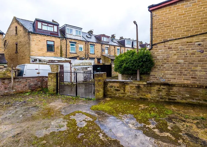 65 Inch Tv & Luxurious 2 Bedroom For Your Ultimate Getaway * Bradford (West Yorkshire)