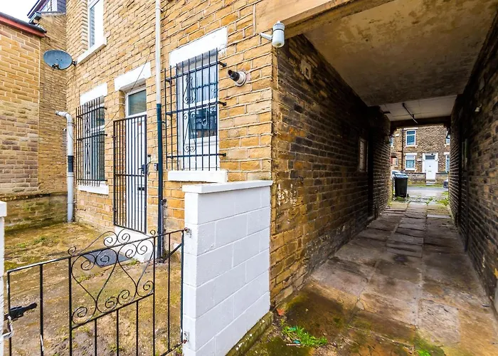 65 Inch Tv & Luxurious 2 Bedroom For Your Ultimate Getaway