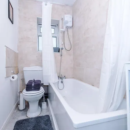 בית נופש 65 Inch Tv & Luxurious 2 Bedroom For Your Ultimate Getaway בראדפורד