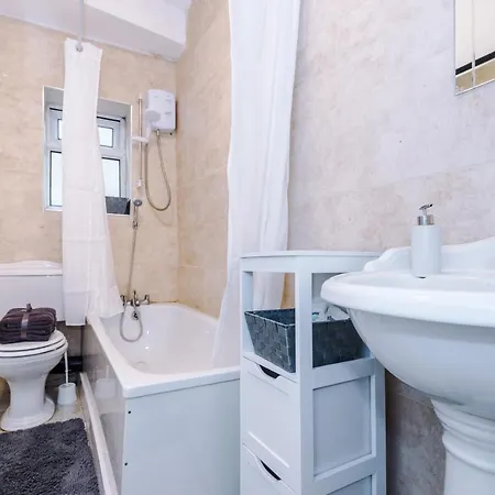 65 Inch Tv & Luxurious 2 Bedroom For Your Ultimate Getaway