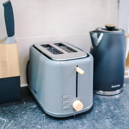 65 Inch Tv & Luxurious 2 Bedroom For Your Ultimate Getaway בראדפורד