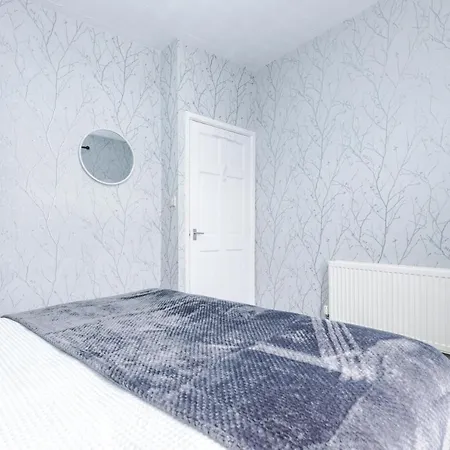 בית נופש 65 Inch Tv & Luxurious 2 Bedroom For Your Ultimate Getaway בראדפורד