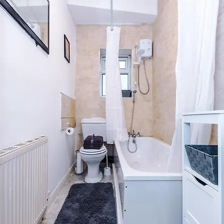 65 Inch Tv & Luxurious 2 Bedroom For Your Ultimate Getaway בית נופש