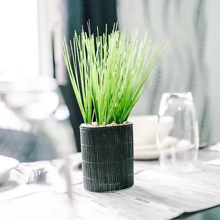 בית נופש 65 Inch Tv & Luxurious 2 Bedroom For Your Ultimate Getaway בראדפורד