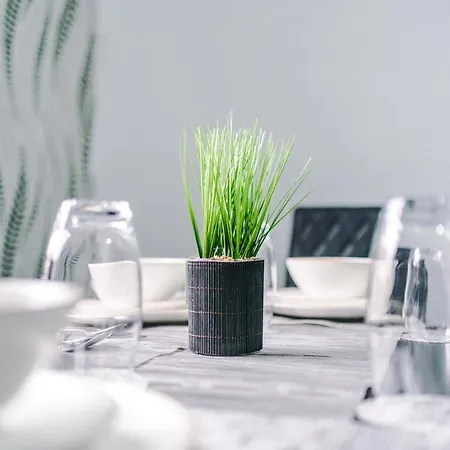 65 Inch Tv & Luxurious 2 Bedroom For Your Ultimate Getaway בראדפורד