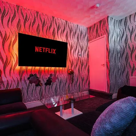 65 Inch Tv & Luxurious 2 Bedroom For Your Ultimate Getaway בית נופש